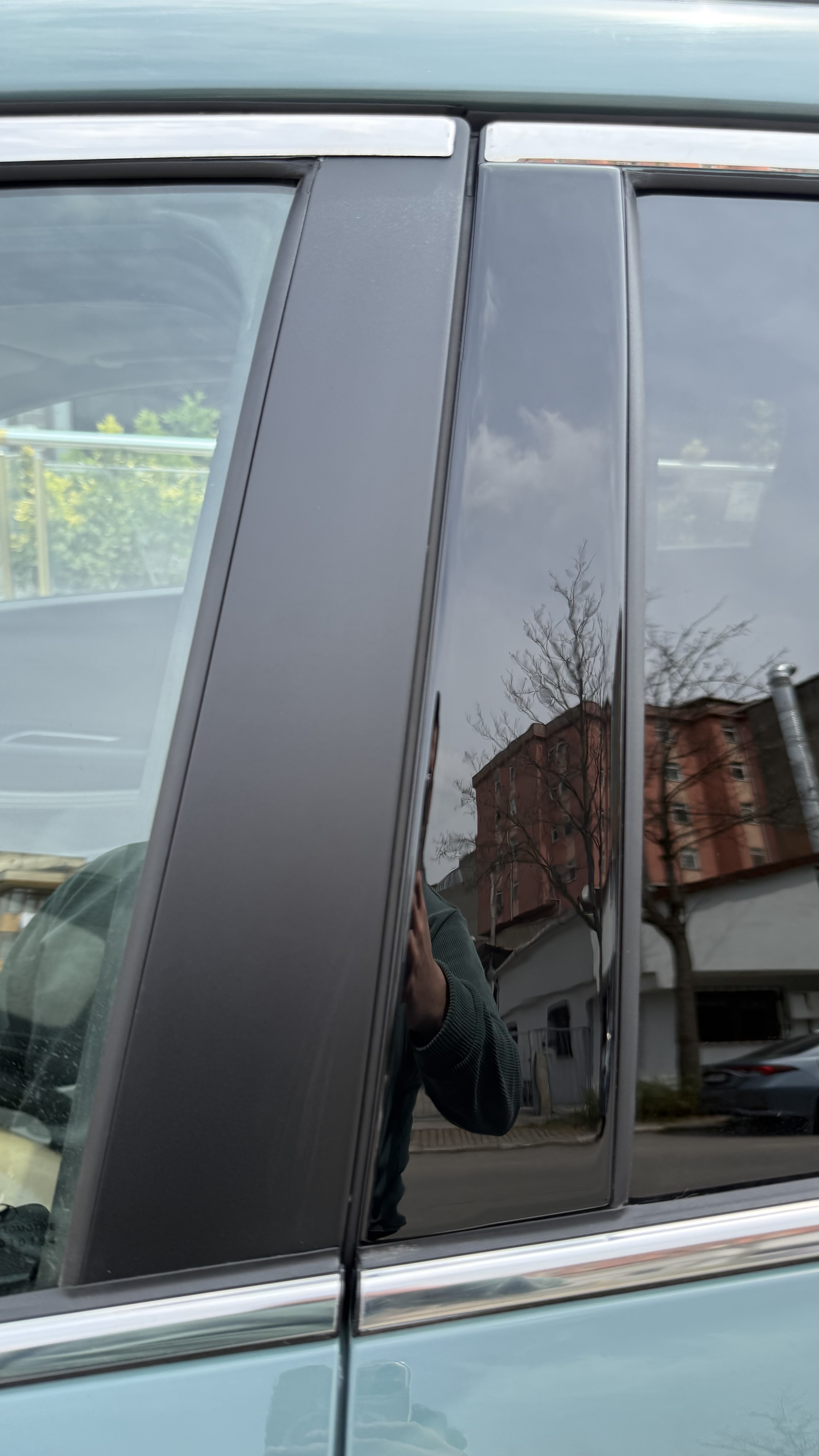 Hyundai Bayon Kapı Direkleri ve Kapı Cam Açma Yerleri Piano Black Maun Kaplama