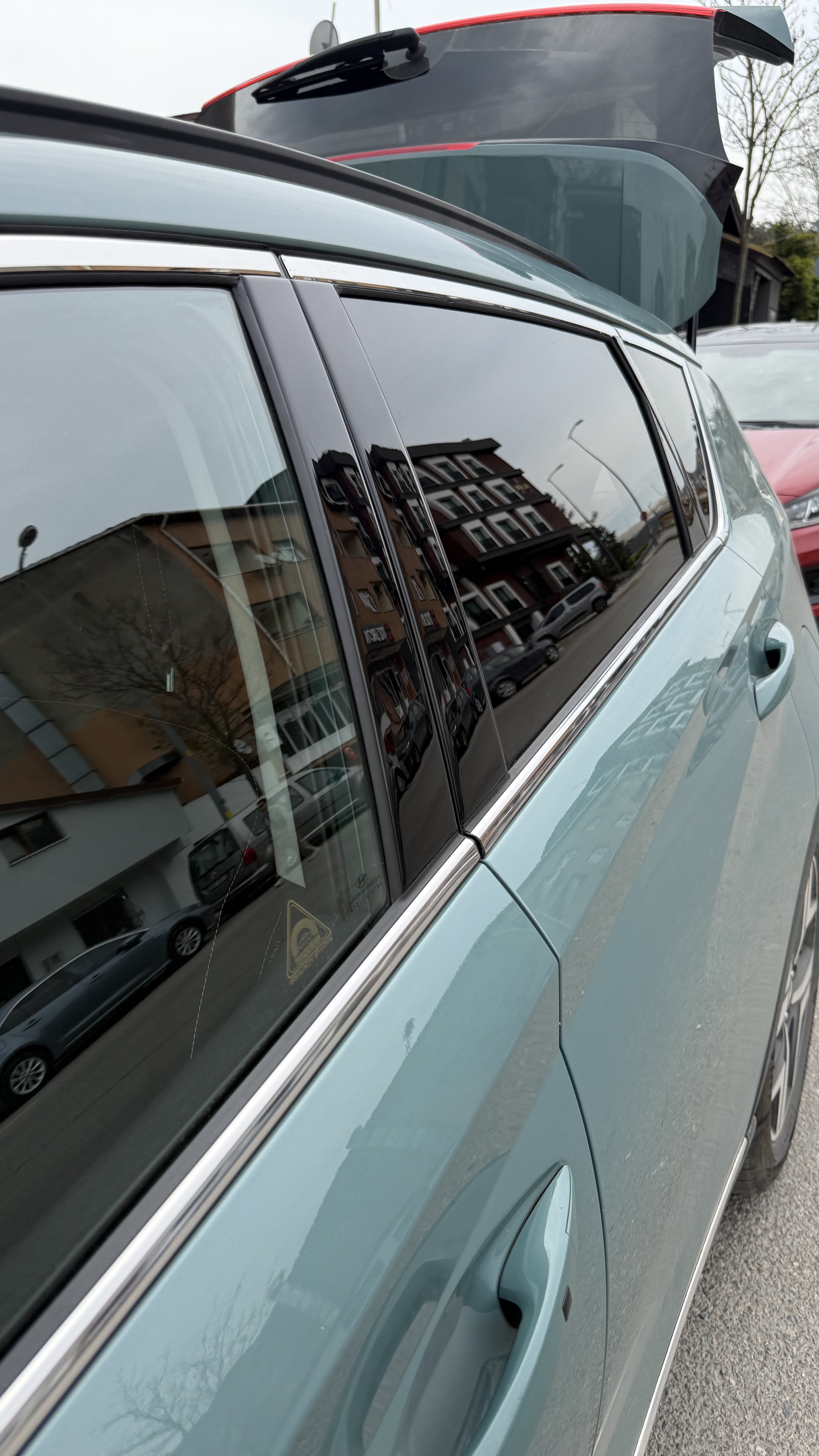 Hyundai Bayon Kapı Direkleri ve Kapı Cam Açma Yerleri Piano Black Maun Kaplama