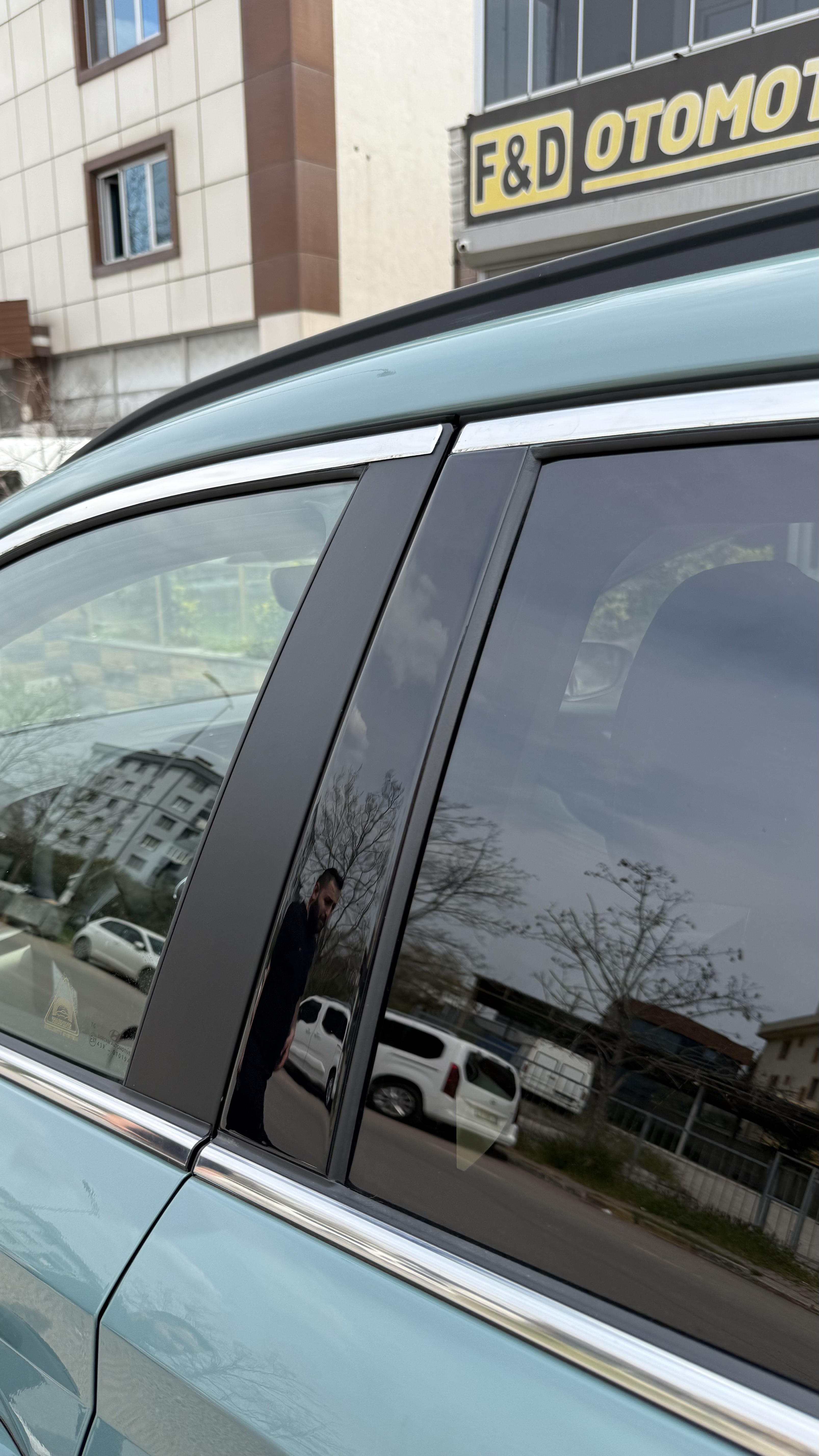 Hyundai Bayon Kapı Direkleri ve Kapı Cam Açma Yerleri Piano Black Maun Kaplama