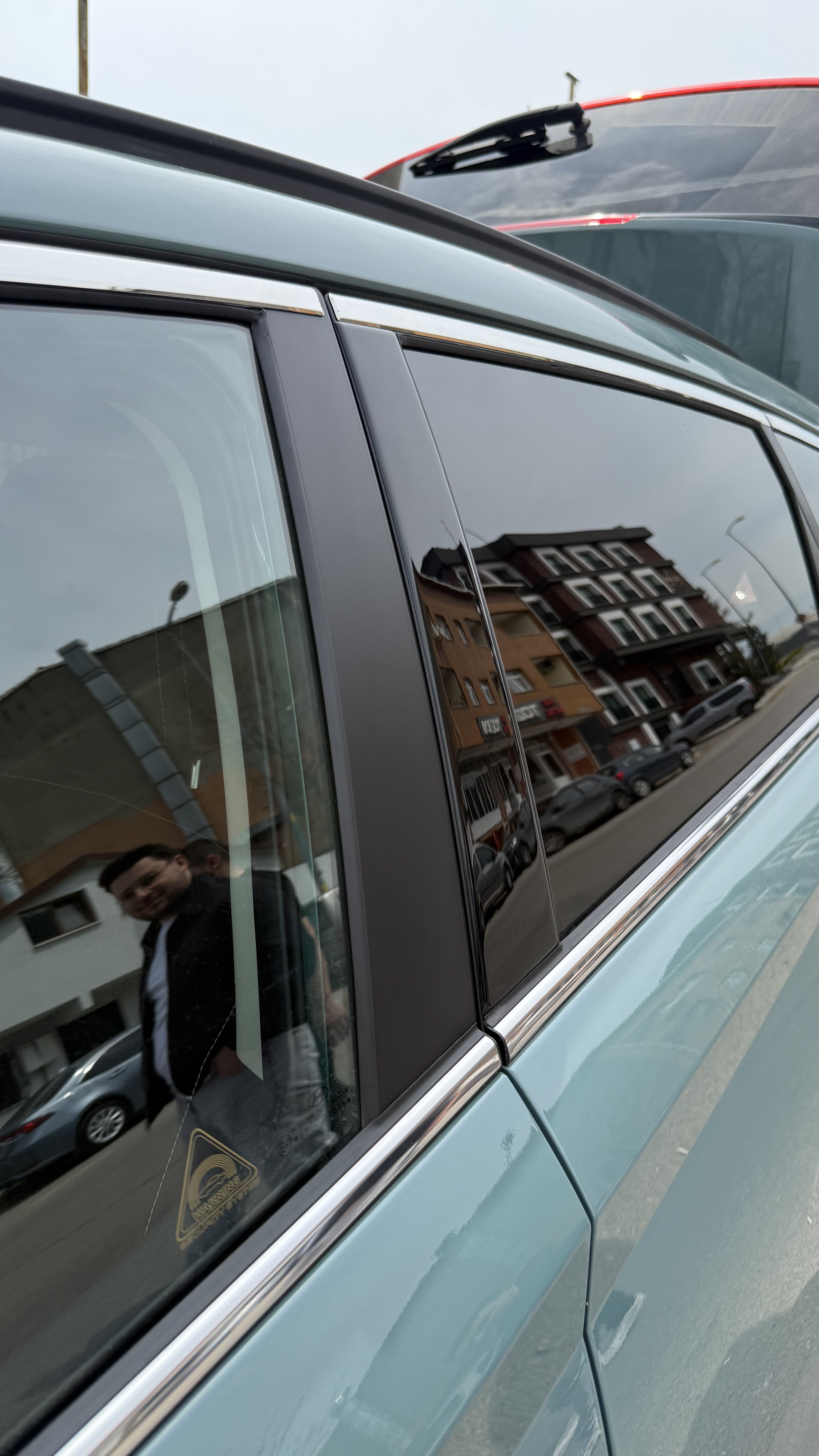 Hyundai Bayon Kapı Direkleri ve Kapı Cam Açma Yerleri Piano Black Maun Kaplama