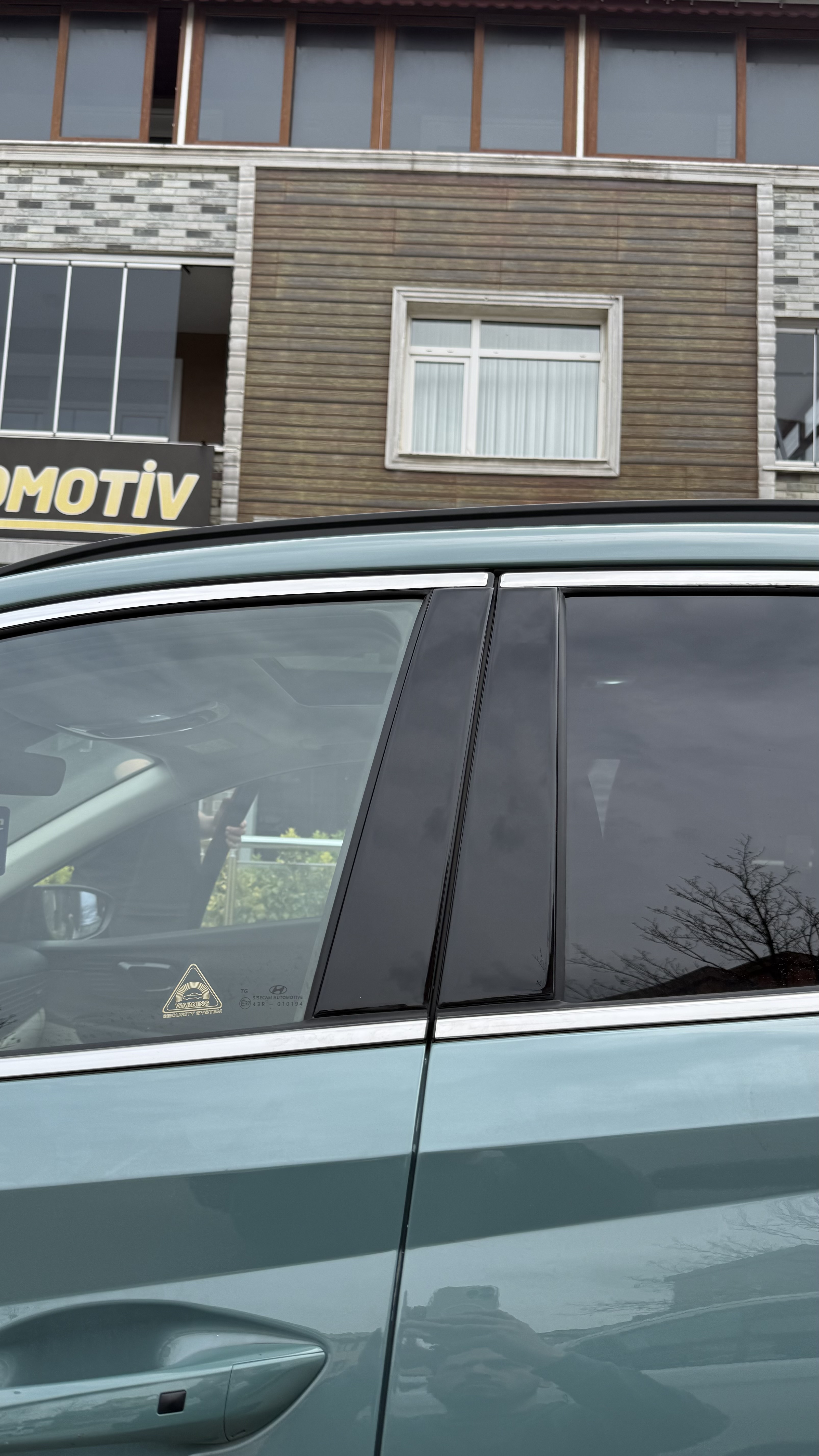 Hyundai Bayon Kapı Direkleri ve Kapı Cam Açma Yerleri Piano Black Maun Kaplama